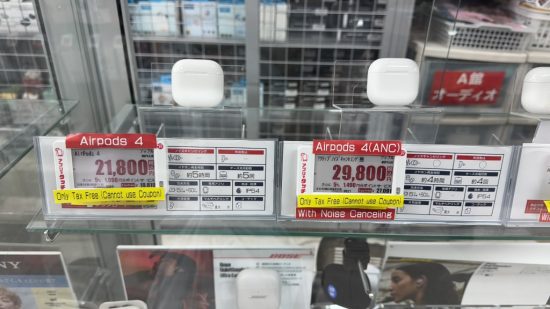 Japonya elektronik mağazasında AirPods 4 ürünleri; vergili fiyat ve Tax Free fiyat etiketleri görünüyor.