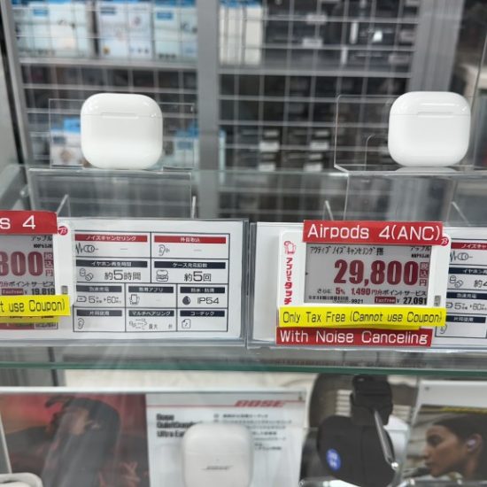 Japonya elektronik mağazasında AirPods 4 ürünleri; vergili fiyat ve Tax Free fiyat etiketleri görünüyor.