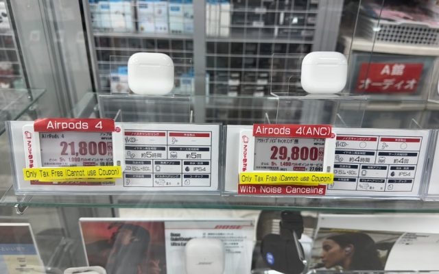 Japonya elektronik mağazasında AirPods 4 ürünleri; vergili fiyat ve Tax Free fiyat etiketleri görünüyor.