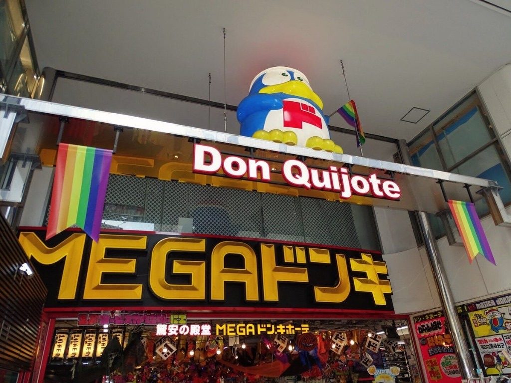 Tokyo’da MEGA Don Quijote mağaza girişi; Donpen maskotu ve ışıklı tabela.