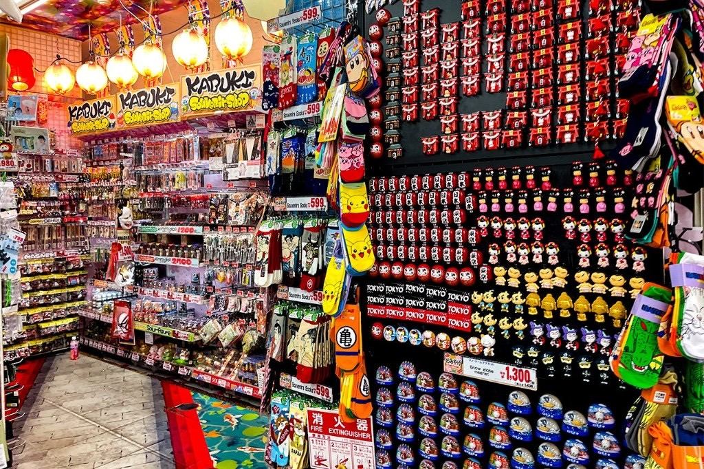 Don Quijote içindeki KABUKI Souvenir Shop; fenerler, magnetler ve hediyelik ürün rafları.