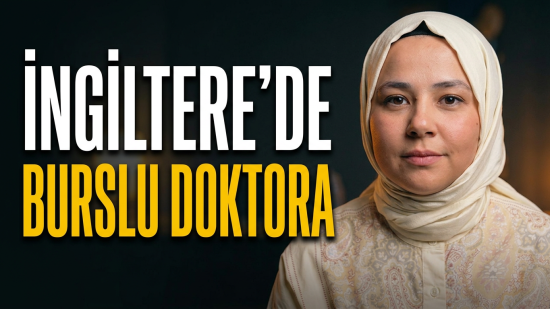 Semanur Darbaz con un pañuelo color crema, junto al texto de portada “İngiltere’de burslu doktora” (un doctorado con beca en Inglaterra).